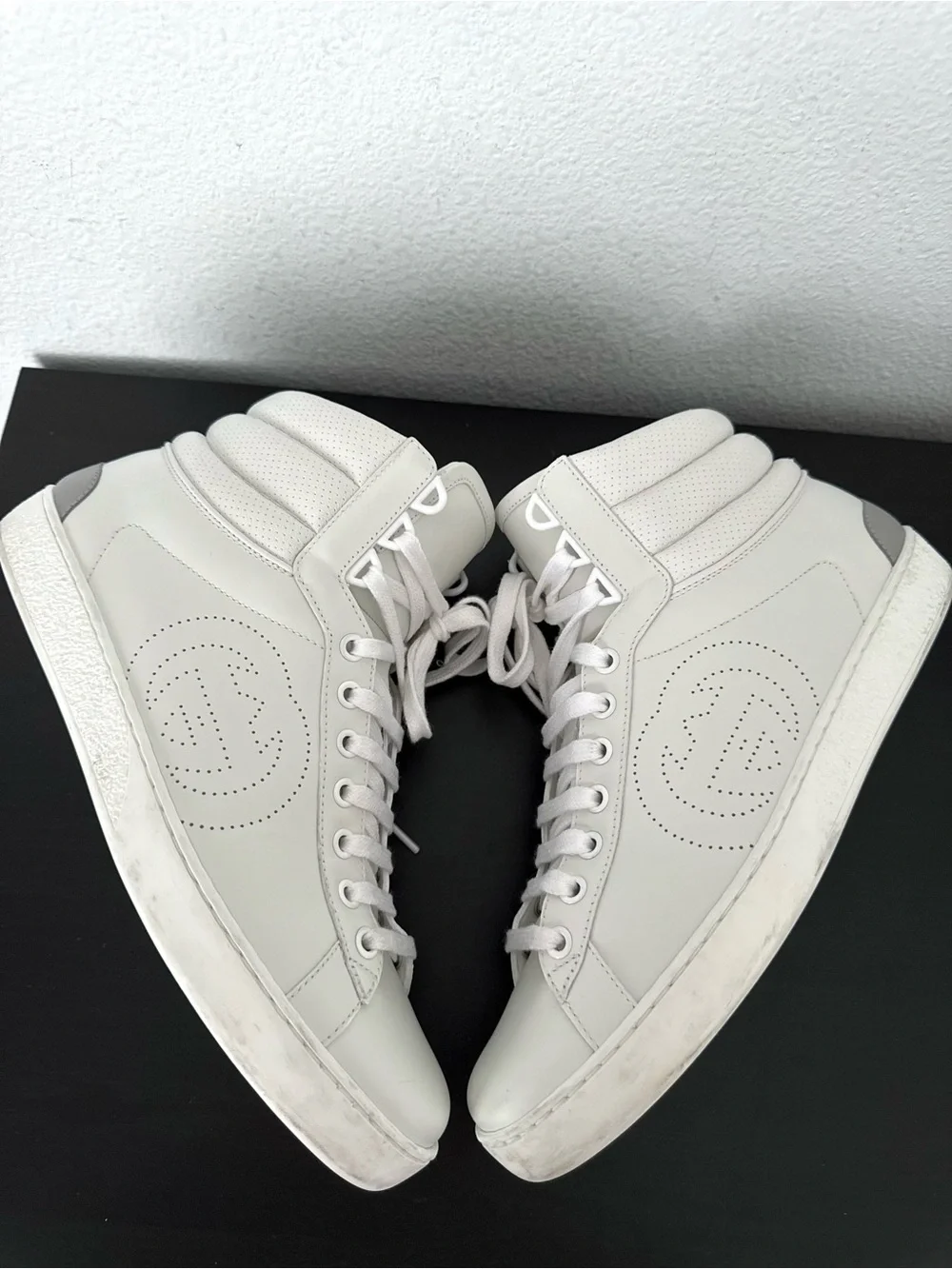 EUC Gucci Ace Interlocking G Logo White Leather High Top Sneakers